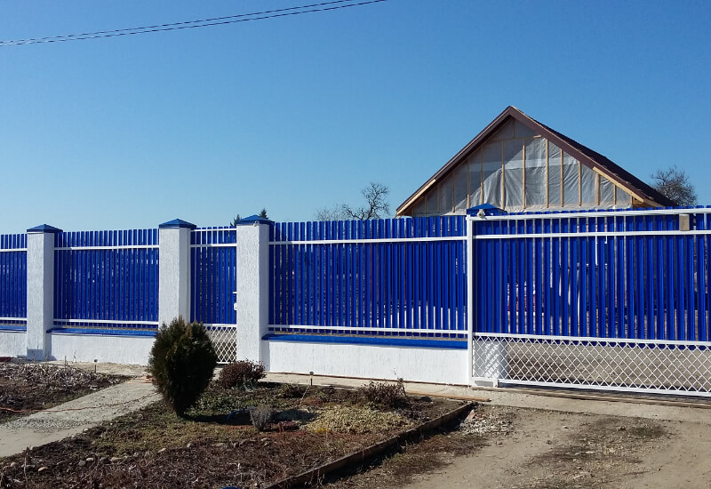 Забор из евроштакетника RAL5002 синий ультра, секция горизонт в Уральске фото 1