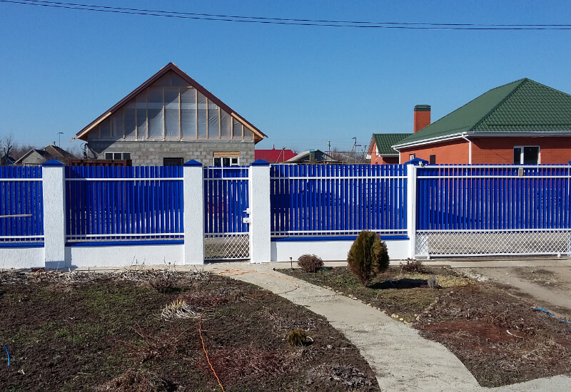Забор из металлоштакетника синего с белыми столбами в Уральске фото 2