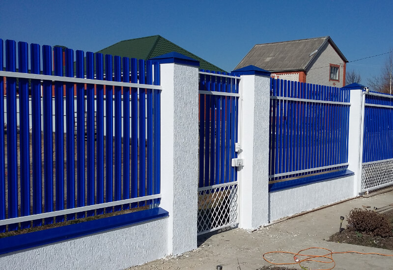 Забор из штакетника цвет RAL5002 синий двусторонний в Уральске фото 3