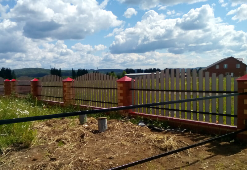 Забор из евроштакетника RAL3003 рубин, секция горкой в Уральске фото 1