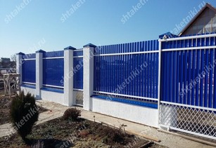 Фото забора из синего штакетника в Уральске